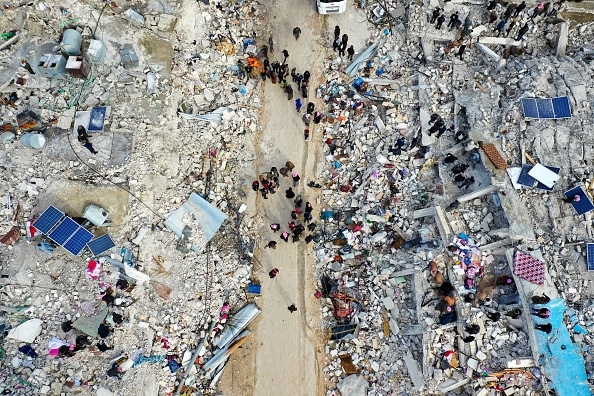 Un important tremblement de terre de magnitude 7,8 a frappé la Turquie et la Syrie, tuant plus de 3 000 personnes et rasant des milliers de bâtiments, tandis que les sauveteurs creusaient à mains nues pour trouver des survivants. (Photo : OMAR HAJ KADOUR/AFP via Getty Images)