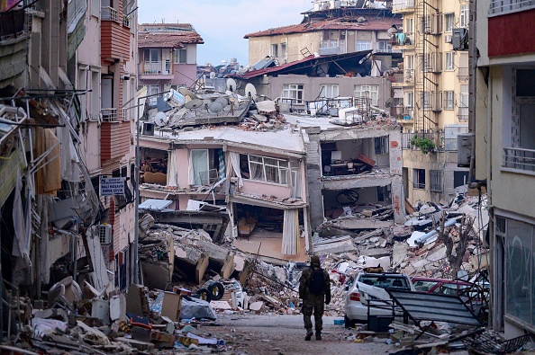 Des bâtiments détruits à Hatay, après le tremblement de terre de magnitude 7,8 qui a frappé le sud-est du pays. (YASIN AKGUL/AFP via Getty Images)