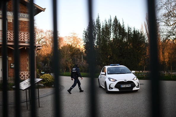 Le parc des Buttes-Chaumont fermé après la découverte d'un morceau du corps d'une femme, à Paris, le 13 février 2023. (CHRISTOPHE ARCHAMBAULT/AFP via Getty Images)