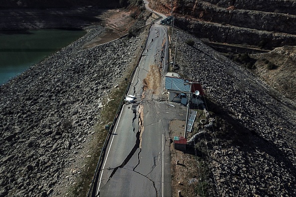 Une route endommagée près de l'épicentre du séisme dans le district de Pazarcik, Turquie. (OZAN KOSE/AFP via Getty Images)