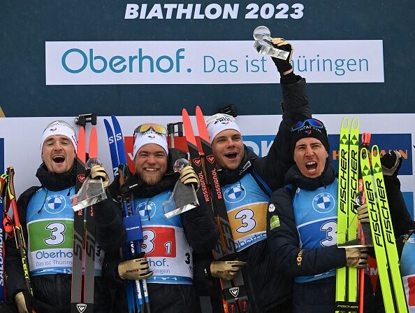 (De gauche à droite) Fabien Claude, Antonin Guigonnat, Emilien Jacquelin et Quentin Fillon-Maillet, de France, célèbrent sur le podium de l'épreuve de relais 4x7,5 km des Championnats du monde de biathlon IBU à Oberhof, Allemagne, le 18 février 2023. (CHRISTOF STACHE/AFP via Getty Images)