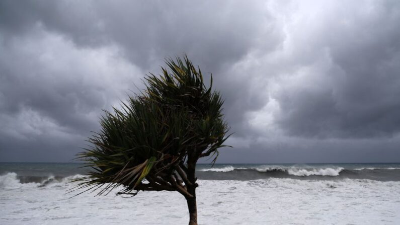 Vue de Ste-Anne, à l'île de La Réunion, lors du passage du cyclone Freddy, le 20 février 2023. (Photo by RICHARD BOUHET/AFP via Getty Images)