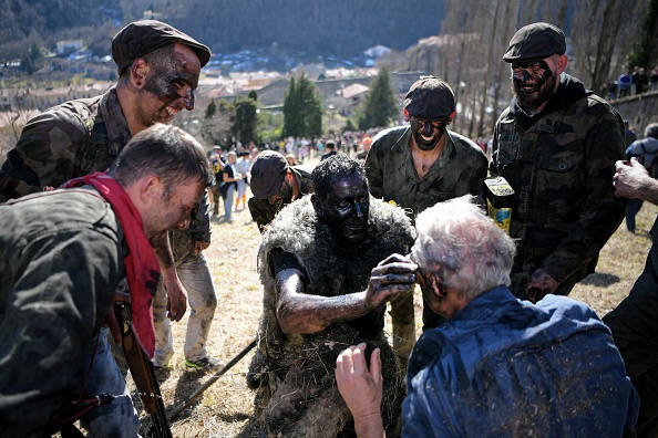 Dans les Pyrénées orientales, chaque année en février, trois villages célèbrent la "Fête de l'Ours" qui a reçu le statut de patrimoine culturel immatériel de l'humanité de l'UNESCO. (VALENTINE CHAPUIS/AFP via Getty Images)