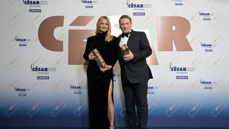 L'actrice belge Virginie Efira (G) et l'acteur français Benoit Magimel (D) posent avec leurs trophées après avoir remporté respectivement les prix de la meilleure actrice et du meilleur acteur lors de la 48e édition de la cérémonie des Césars du cinéma à l'Olympia, à Paris, le 24 février 2023. (Photo par EMMANUEL DUNAND/AFP via Getty Images)