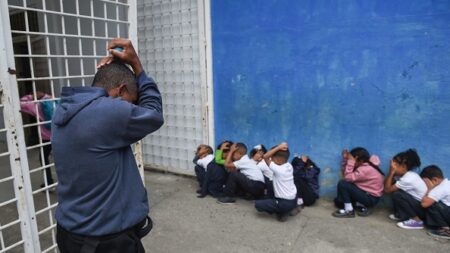 Dans les écoles de Caracas, les enfants apprennent à survivre aux fusillades