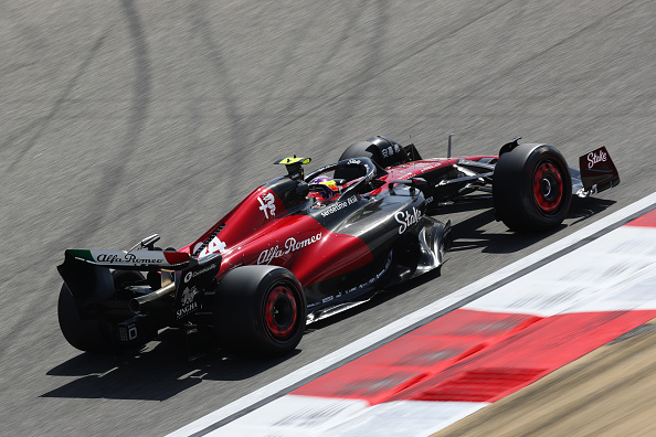 L'Alfa Romeo F1 C43 Ferrari sur la piste lors de la deuxième journée d'essais de la F1 à Bahreïn. (Peter Fox/Getty Images)