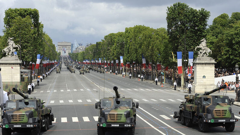 Camions équipés d'un système d'artillerie, le 14 juillet 2012. (Photo: BERTRAND GUAY/AFP/GettyImages)