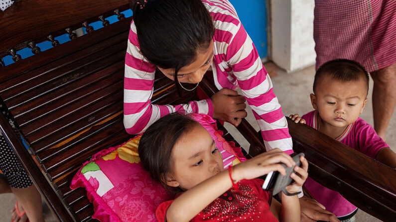 Une fillette de 5 ans se remet du virus de la grippe aviaire qu'elle a contracté au Cambodge, en 2013. (Photo by Nicolas Axelrod/Getty Images)