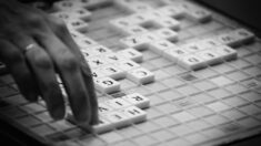 Lyon: « excédé » par le bruit, il poignarde sa voisine qui le dérangeait pendant une partie de Scrabble