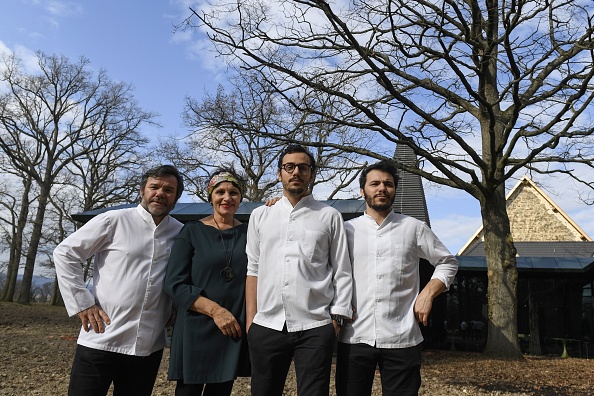 (De gauche à droite) Le chef Michel Troisgros, son épouse Marie-Pierre, et leurs fils César et Léo, également tous deux chefs, à Ouches. (PHILIPPE DESMAZES/AFP via Getty Images)