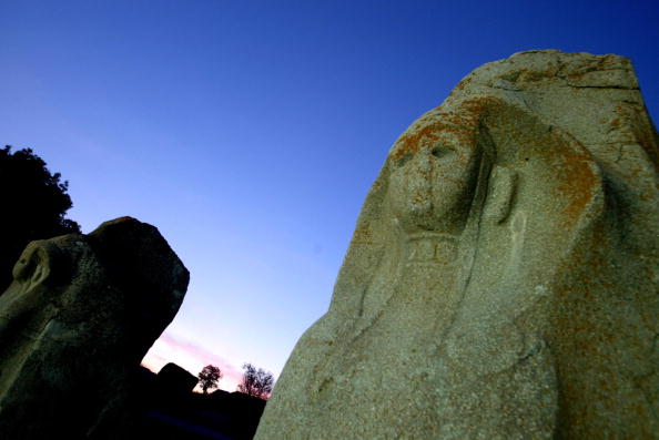 "Un barrage vieux de 3 000 ans fait revivre l'agriculture dans un village turc". Des artefacts hittites à Alacahoyuk, en décembre 2006. (Photo : STR/AFP via Getty Images)