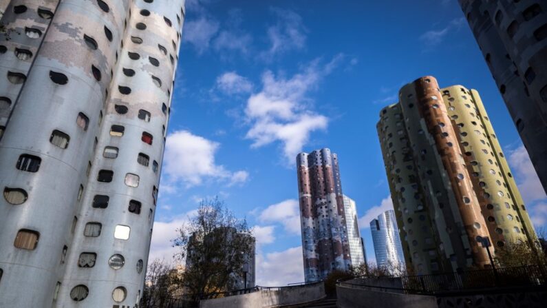 Les tours Aillaud, également connues sous le nom de tours nuages, à Nanterre. (Photo: LIONEL BONAVENTURE/AFP via Getty Images)