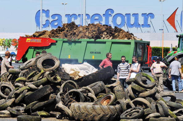 Des producteurs laitiers ont manifesté devant l'entrée d'un supermarché Carrefour en juin 2009. (Photo : MYCHELE DANIAU/AFP via Getty Images)