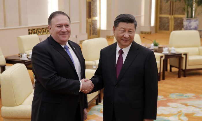 Mike Pompeo, secrétaire d'État américain de l'époque, et le dirigeant chinois Xi Jinping posent pour la photo au Grand palais du Peuple à Pékin, le 14 juin 2018. (Andy Wong/AFP via Getty Images)