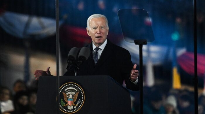 Joe Biden devant le château royal à Varsovie, le 21 février 2023. (Omar Marques/Getty Images)