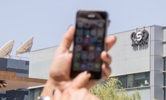 IPhone devant le bâtiment abritant le groupe israélien NSO, à Herzliya, près de Tel Aviv, en Israël, le 28 août 2016. (JackGuez/AFP via Getty Images)