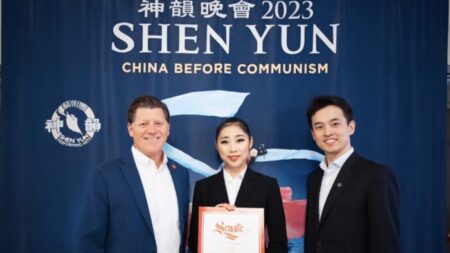 Un sénateur d’État impressionné par le message de liberté d’expression porté par Shen Yun