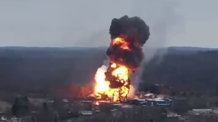 Un panache noir s'élève au-dessus d'East Palestine, Ohio, suite à la combustion contrôlée des produits chimiques piégés dans le train de la Norfolk Southern ayant déraillé, le 6 février 2023. (Capture d'écran Fact matters)