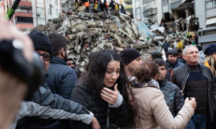 Recherche de survivants dans les décombres à Adana, le 6 février 2023. (Can Erok/AFP via Getty Images)