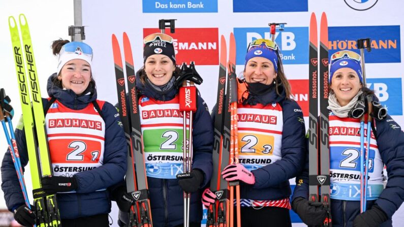 L'équipe de France féminine de biathlon, deuxième du dernier relais de la saison à Oestersund (Suède). (Photo by ANDERS WIKLUND/TT News Agency/AFP via Getty Images)