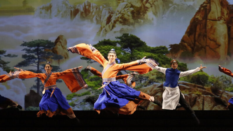 Jisung Kim (C) dans "A Passage of Time" de la tournée 2017 de Shen Yun Performing Arts. (Shen Yun Performing Arts)