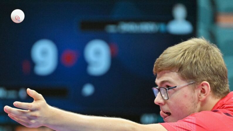 Alexis Lebrun a conservé le titre de champion de France individuel de tennis de table en dominant en finale son jeune frère Félix. (Photo by STR/AFP via Getty Images)