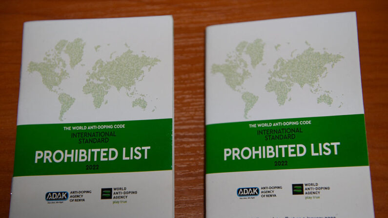 Deux brochures du code de l'Agence mondiale antidopage (AMA) dans les bureaux de l'Agence au Kenya (ADAK) à Nairobi, le 1er novembre 2022. (Photo by SIMON MAINA/AFP via Getty Images)