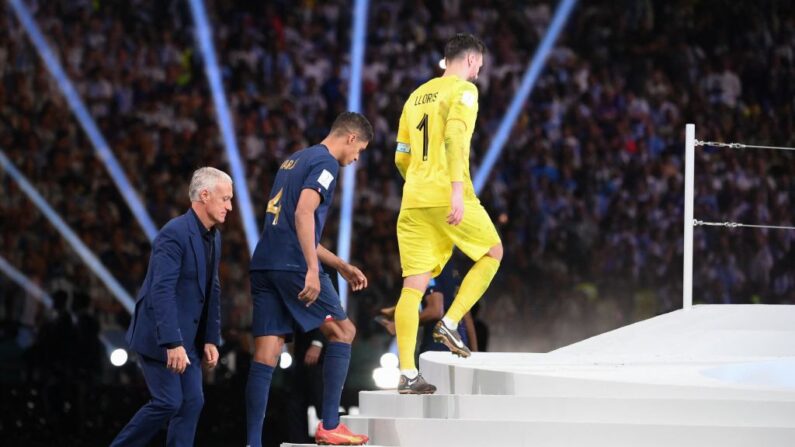 Hugo Lloris (à.d), ex-capitaine des Bleus, et Raphaël Varane (au.c), vice-capitaine ont pris leurs retraites internationales. Le sélectionneur Didier Deschamps (à.g) ferme la marche. (Photo by FRANCK FIFE/AFP via Getty Images)