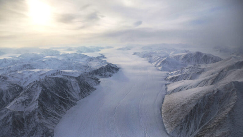 Un glacier vu depuis l'avion en charge de l'opération IceBridge de la NASA au-dessus de l'île d'Ellesmere, au Canada, le 29 mars 2017. (Mario Tama/Getty Images)