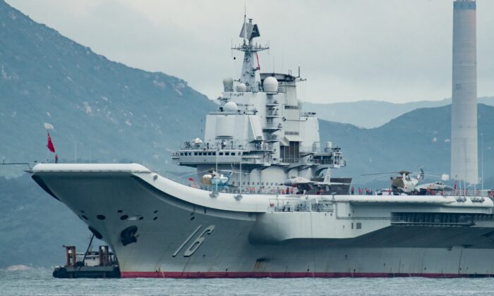 Le premier porte-avions chinois Liaoning arrive à Hong Kong le 7 juillet 2017. (Keith Tsuji/Getty Images)