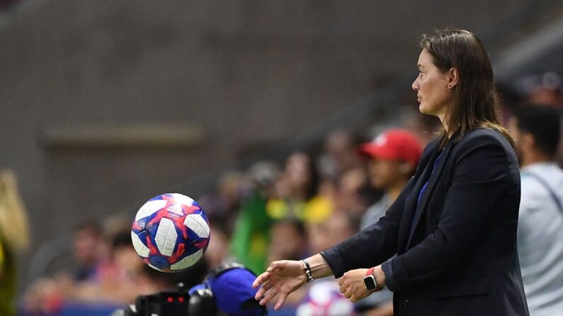 Corinne Diacre, ex-sélectioneuse de l’équipe de France, forcée de passer le ballon à son successeur. (Photo credit FRANCK FIFE/AFP via Getty Images)