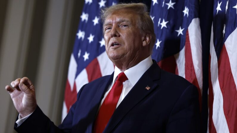 L'ancien président Donald Trump s'adresse aux journalistes avant son discours lors de la conférence annuelle Conservative Political Action Conference (CPAC) au Gaylord National Resort & Convention Center National Harbor (Maryland), le 4 mars 2023. (Anna Moneymaker/Getty Images)