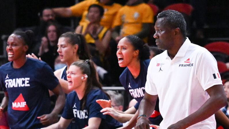 Jean-Aimé Toupane à la tête de l'équipe de France de basket-ball féminin. (Photo by WILLIAM WEST/AFP via Getty Images)