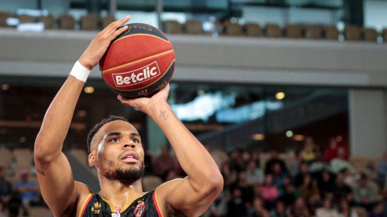 Elie Okobo, artificier de Monaco a fait des merveilles avec 21 points et une évaluation de 27. (Photo by GEOFFROY VAN DER HASSELT/AFP via Getty Images)