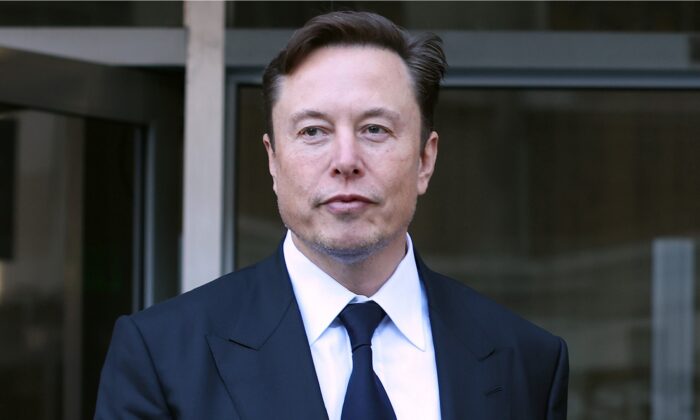 Le PDG de Tesla, Elon Musk, devant le Phillip Burton Federal Building à San Francisco, en Californie, le 24 janvier 2023. (Justin Sullivan/Getty Images)

