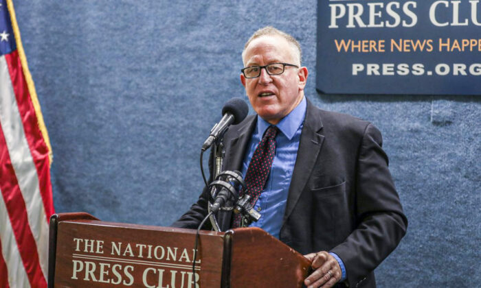 Trevor Loudon, auteur, producteur de film et conférencier, lors de l'événement «Exposer les liens entre les marxistes/socialistes/communistes et les démocrates » au National Press Club à Washington, le 20 mai 2019. (Samira Bouaou/Epoch Times)