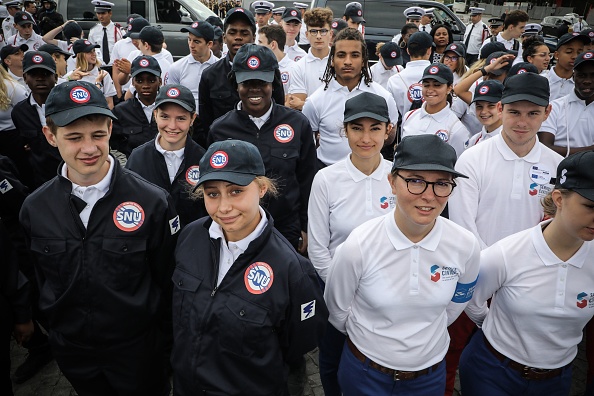 Des membres du service civique et du service national universel SNU (Service National Universel)  -    
 (Photo LUDOVIC MARIN/AFP via Getty Images)