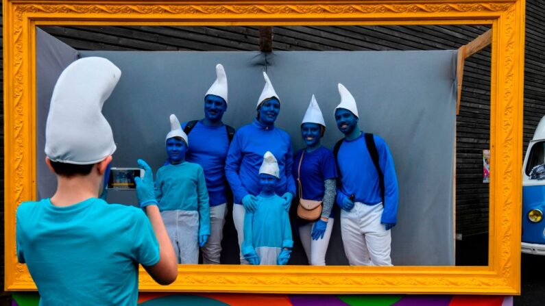 Rassemblement mondial de Schtroumpfs à Landerneau, en Bretagne. (DAMIEN MEYER/AFP via Getty Images)