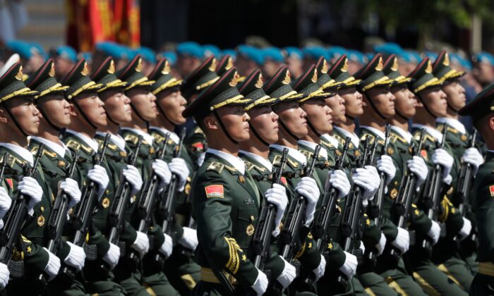 Soldats de l'Armée populaire de libération de la Chine sur la Place Rouge lors d'un défilé militaire pour marquer le 75e anniversaire de la victoire soviétique sur l'Allemagne nazie, le 24 juin 2020. (Pavel Golovikin/POOL/AFP via Getty Images)