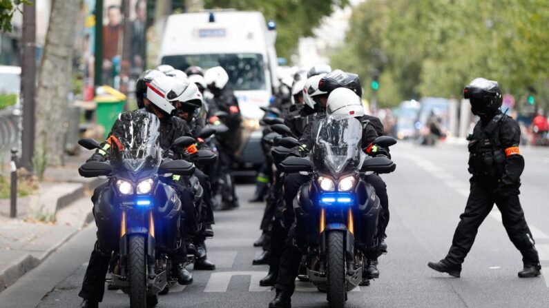 Des membres de la Brigade de répression de l'action violente (BRAV-M). (ZAKARIA ABDELKAFI/AFP via Getty Images)