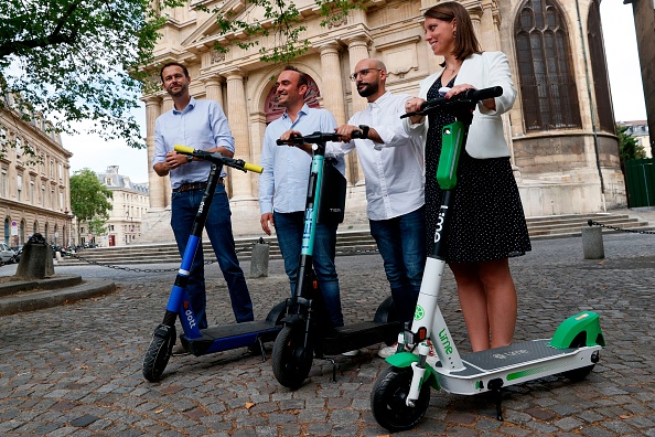 En juillet 2020, David Belliard (à gauche), adjoint aux Mobilités à la mairie de Paris, posait en compagnie des dirigeants des opérateurs de trottinettes en libre service ; trois ans plus tard, il espère leur retrait de l'espace public. (THOMAS SAMSON/AFP via Getty Images)