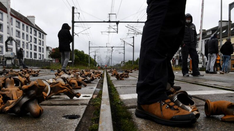 Les employés de la "Fonderie de Bretagne", une branche de Renault, sont en grève à Lorient, le 12 mai 2021. (Photo by FRED TANNEAU/AFP via Getty Images)