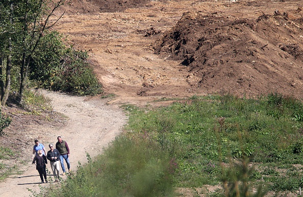 La juge d’instruction Sabine Kheris (ici sur le terrain en Isère en 2021) a décidé de relancer les investigations autour de la mort en 1989 de Fabrice Ladoux. Photo d'illustration (FRANÇOIS NASCIMBENI/AFP via Getty Images)