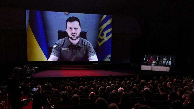 Volodymyr Zelensky s'adresse aux invités lors de la cérémonie d'ouverture de la 75e édition du Festival de Cannes, le 17 mai 2022. (Photo: CHRISTOPHE SIMON/AFP via Getty Images)