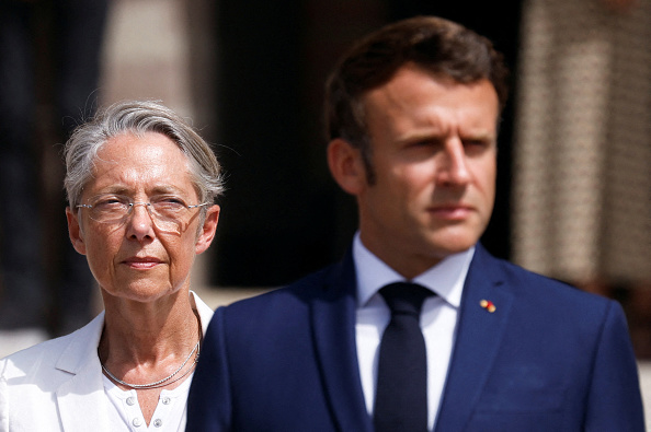 Le président Emmanuel Macron et la Première ministre Élisabeth Borne. (GONZALO FUENTES/POOL/AFP via Getty Images)