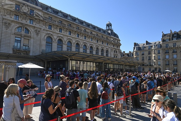 Pour 2023, la France attend avec impatience le retour des touristes asiatiques qui ont fait défaut en 2022. (ALAIN JOCARD/AFP via Getty Images)