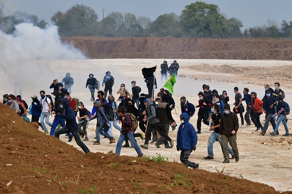 Quelque 1500 gendarmes mobilisés lors de premières  manifestations en 2021-2022 pour protéger le chantier de Sainte-Soline. (PASCAL LACHENAUD/AFP via Getty Images)