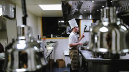 Les restaurants lyonnais éteignent la lumière pour dénoncer le coût de l’énergie