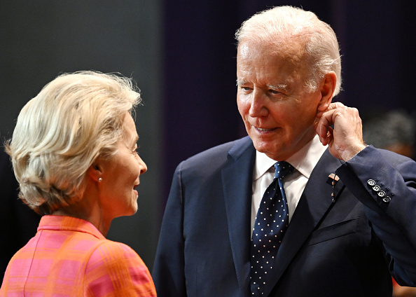 La présidente de la Commission européenne, Ursula von der Leyen, avec le président américain Joe Biden en novembre 2022. (Leon Neal/Getty Images)