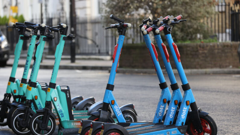 La Ville de Paris a choisi de solliciter l’avis des Parisiens avant de prendre une décision sur l’avenir des trottinettes en libre-service. (Photo Hollie Adams/Getty Images)